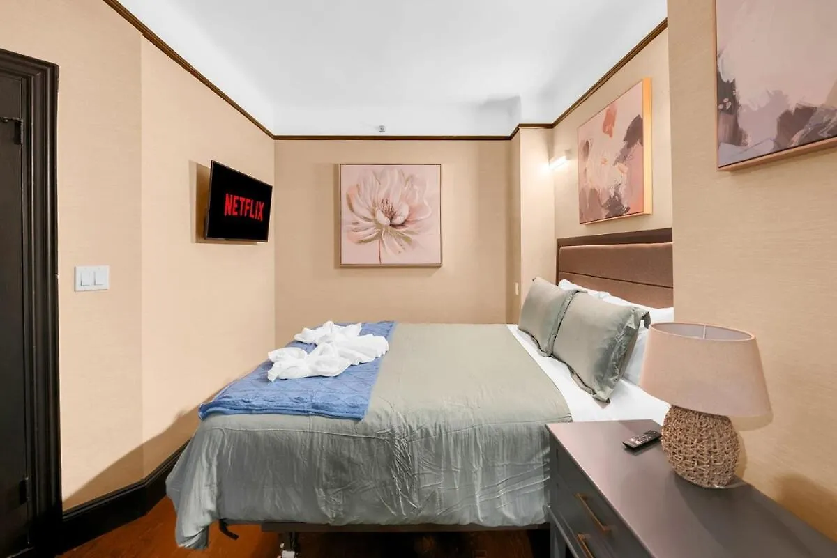 Beautiful Apt Near Times Square With Gym & Patio New York