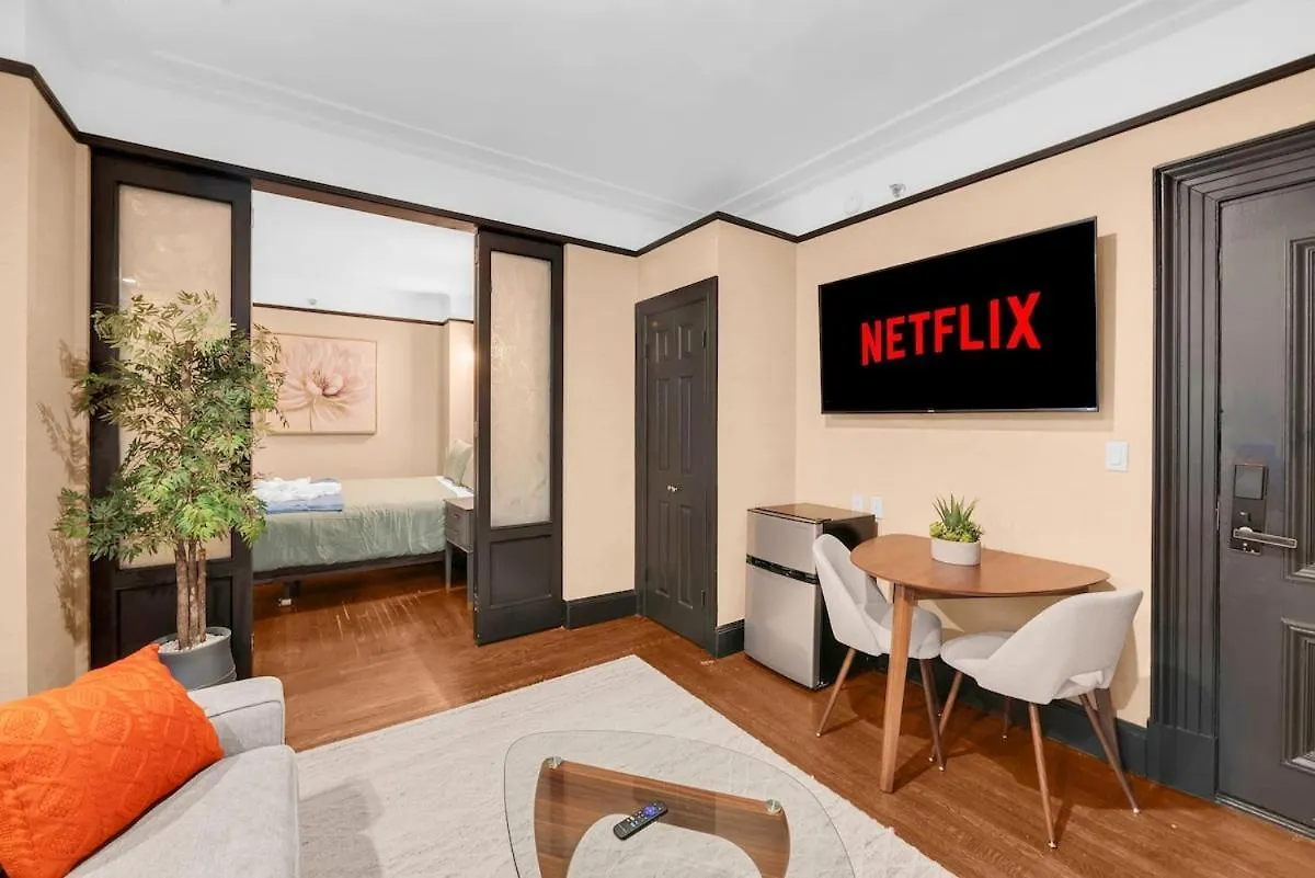 Beautiful Apt Near Times Square With Gym & Patio New York